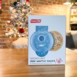 Dash Snowflake Mini Waffle Maker